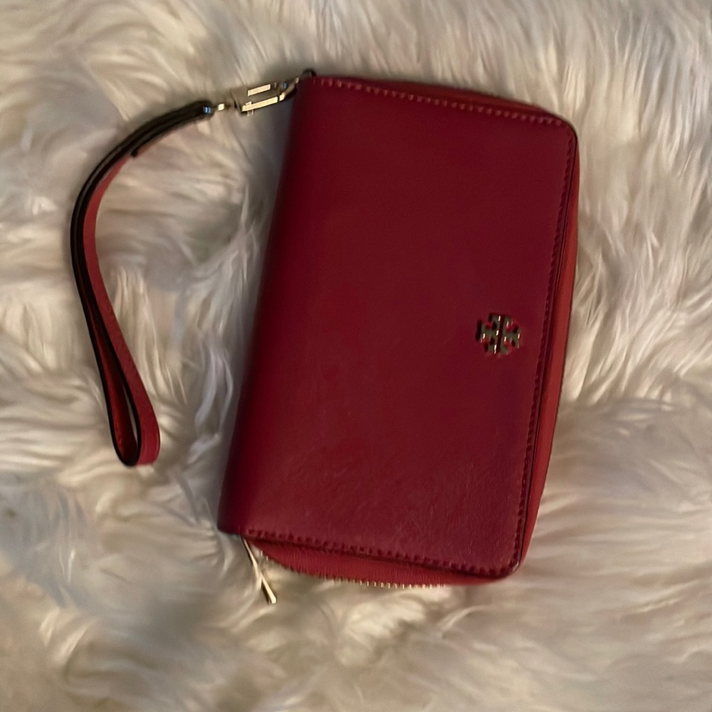 Tory Burch Zip around wallet Fuscia colored